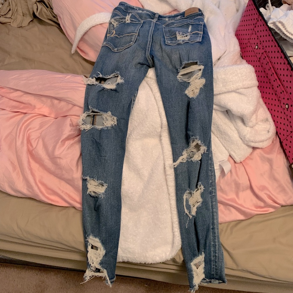 AMERICAN EAGLE BOTH SIDES RIPPED JEANS SZ4